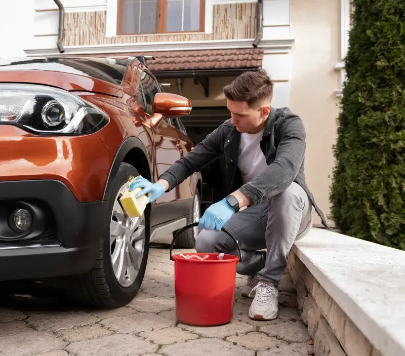 Lavage auto à domicile Flaujac-Poujols : professionnel intervenant sur un véhicule